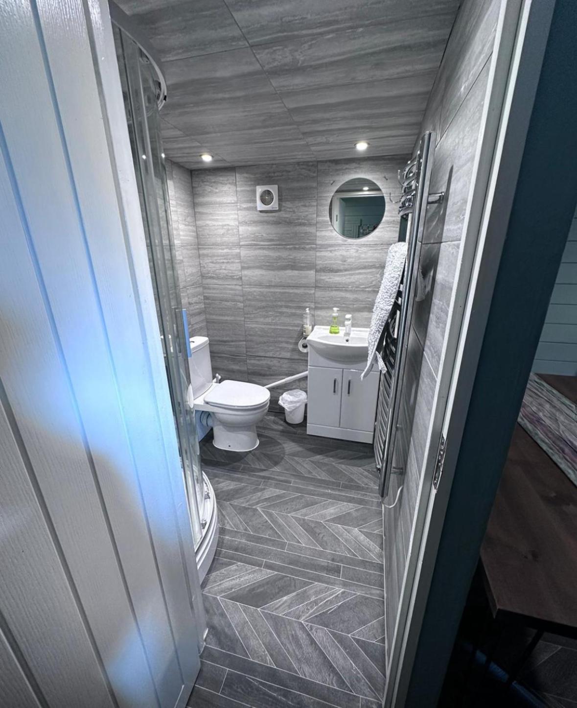 Cozy Cabin Independent Ensuite Гилдфорд Екстериор снимка