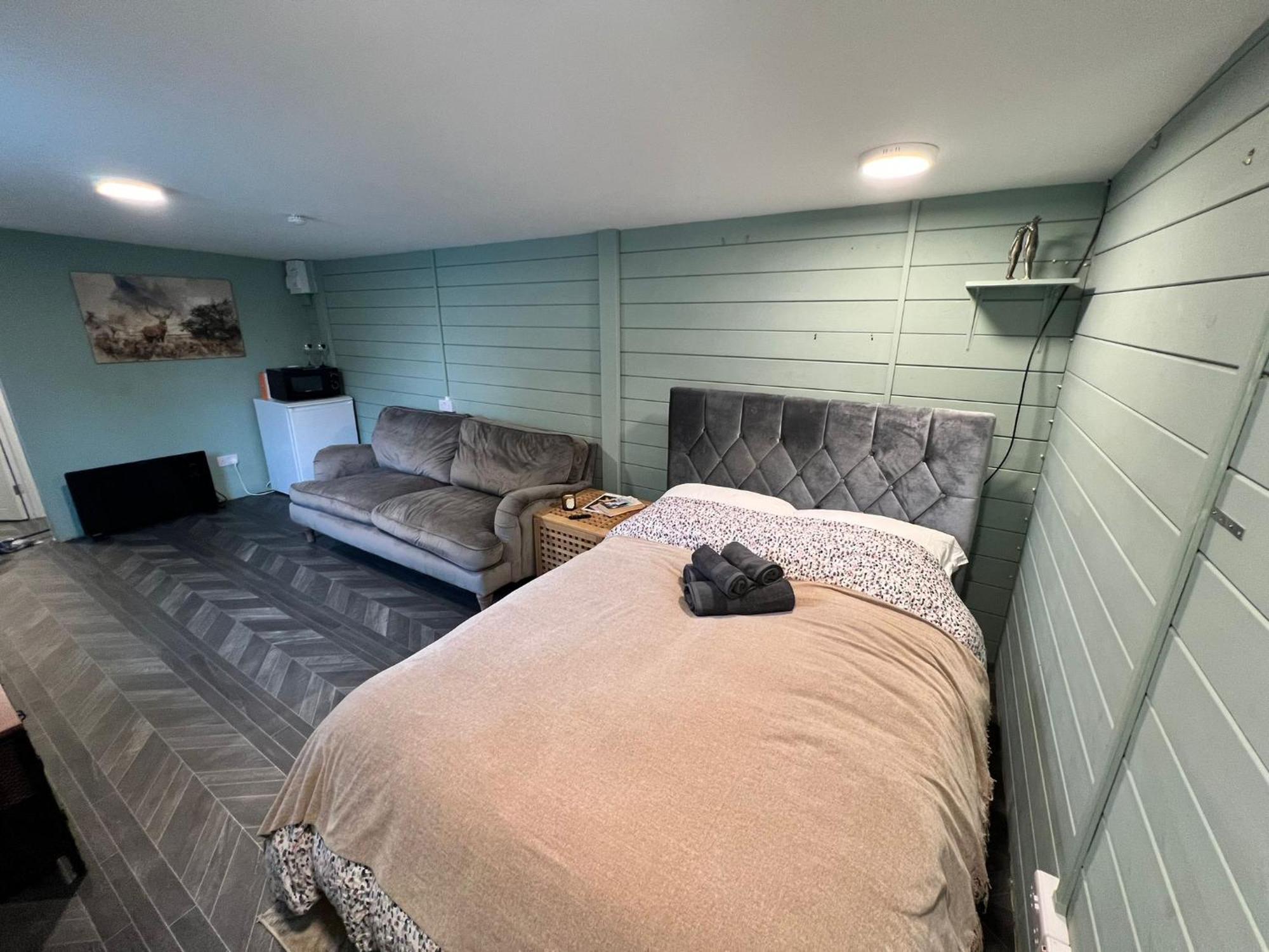Cozy Cabin Independent Ensuite Гилдфорд Екстериор снимка