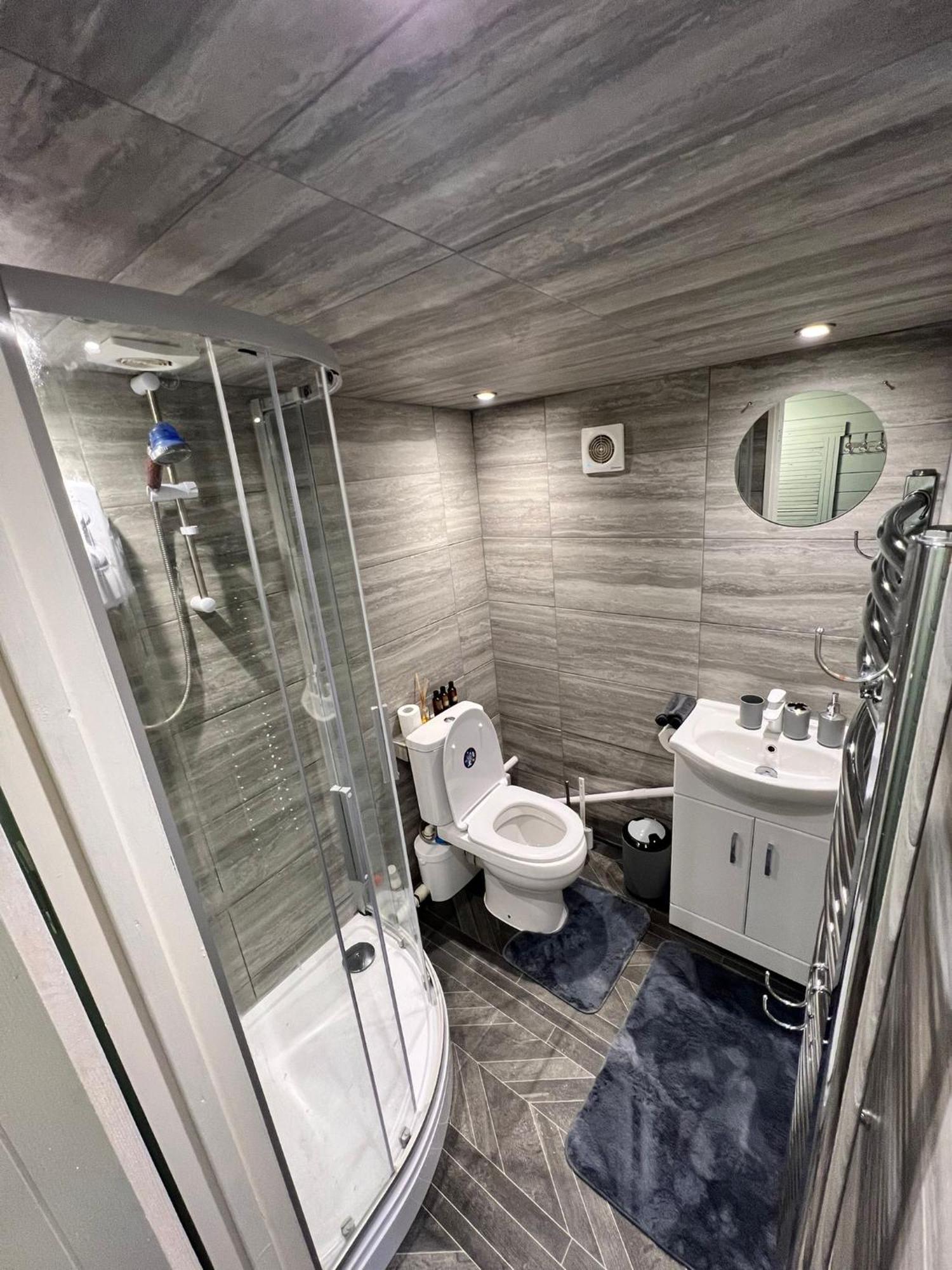 Cozy Cabin Independent Ensuite Гилдфорд Екстериор снимка
