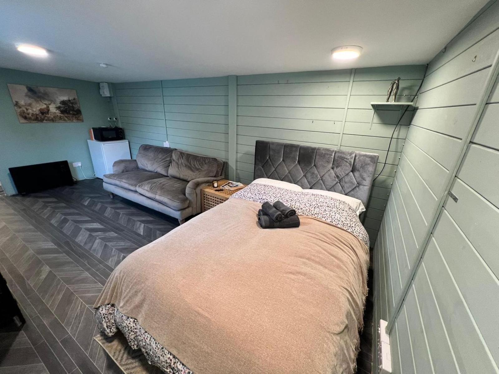 Cozy Cabin Independent Ensuite Гилдфорд Екстериор снимка