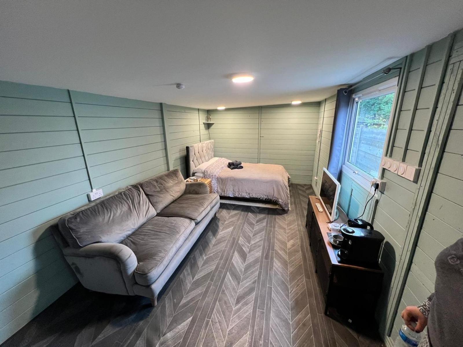 Cozy Cabin Independent Ensuite Гилдфорд Екстериор снимка